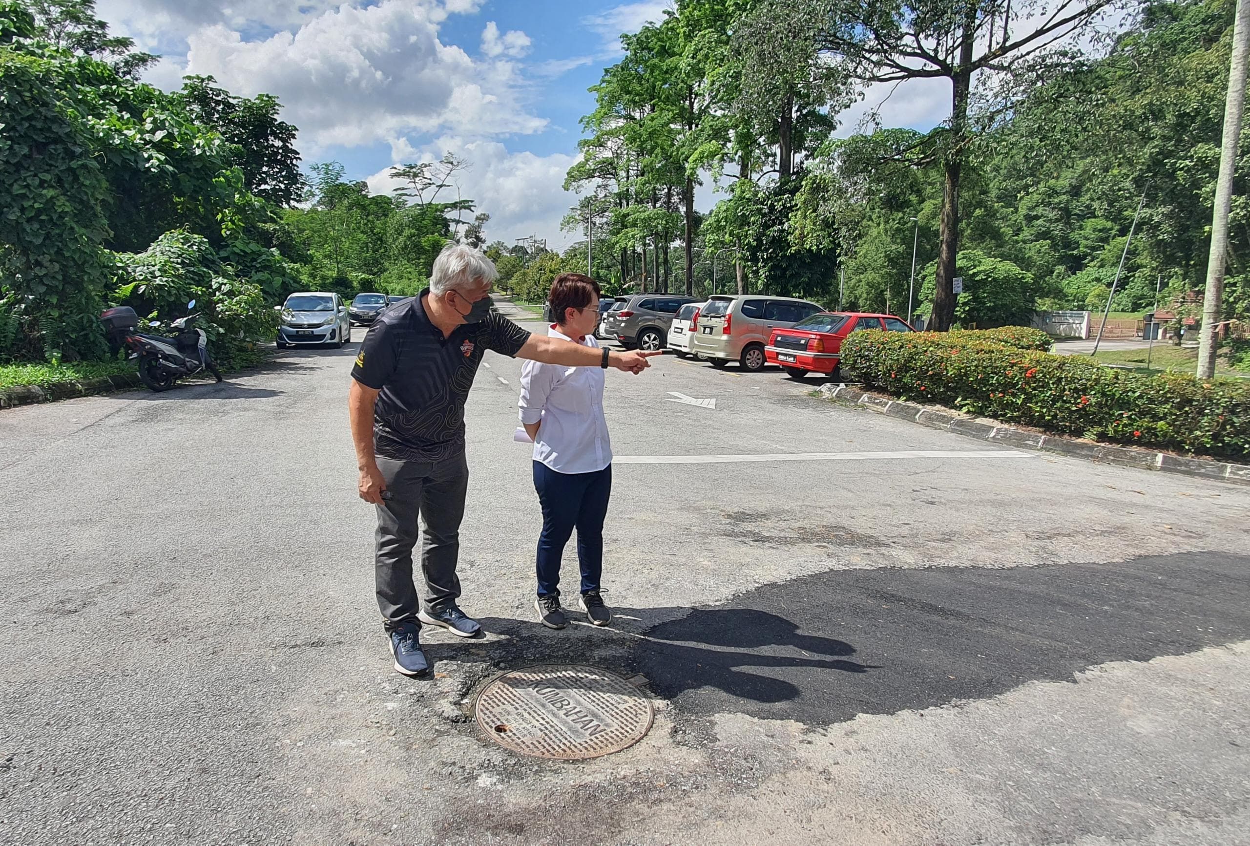 污水倒流飘恶臭困扰商民   潘佩玲：临时衔接管排污