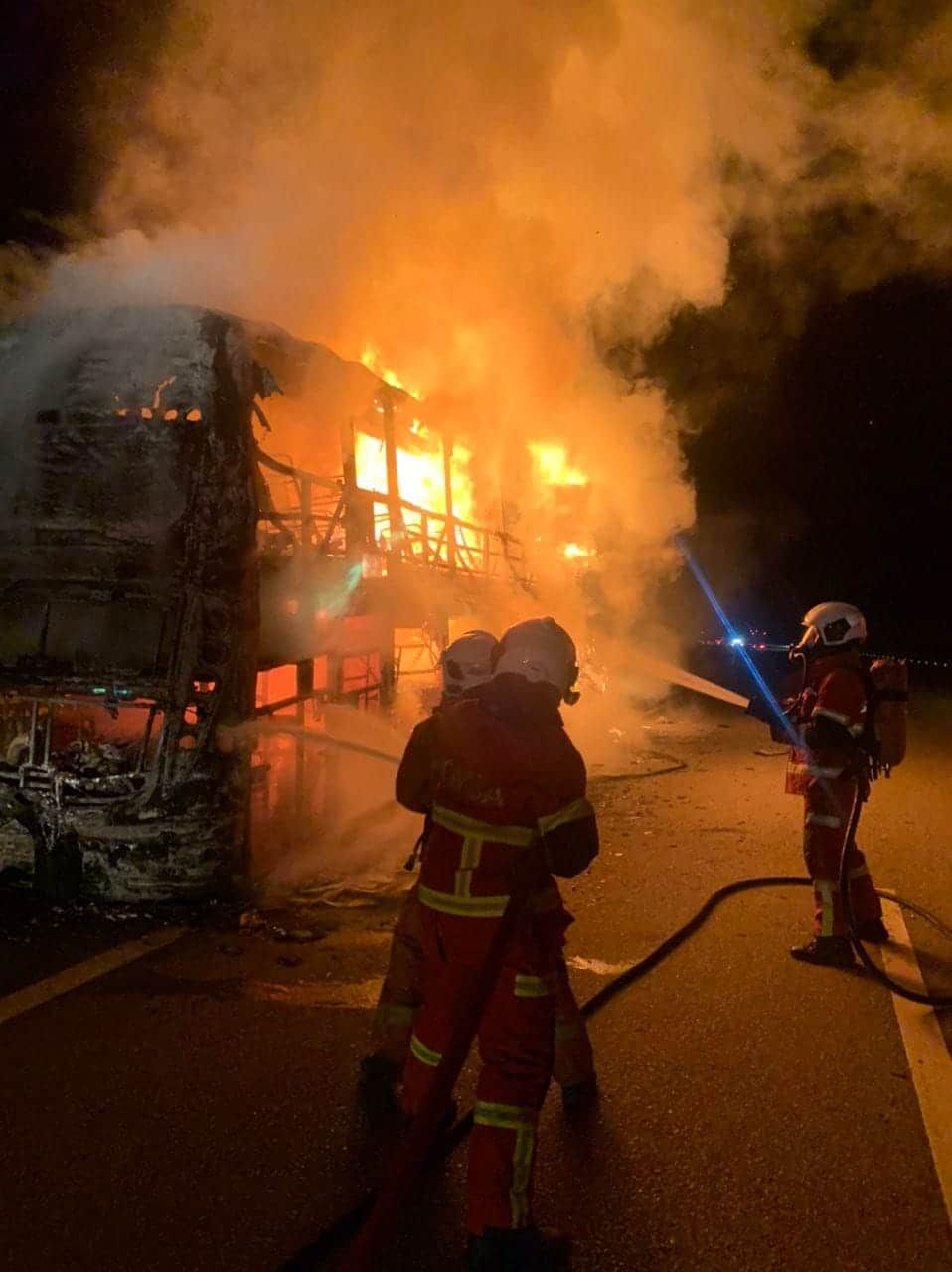 双层长巴半路失火 17乘客.2司机惊恐逃离