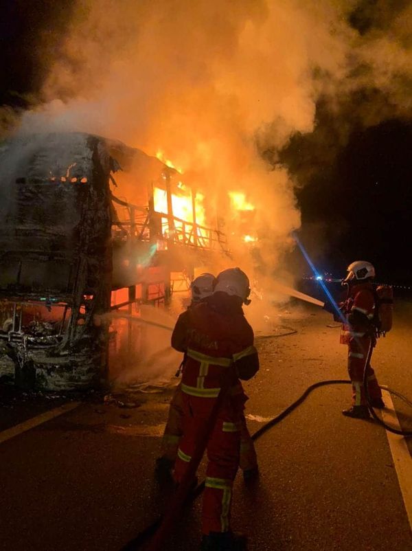 双层长巴半路失火 17乘客.2司机惊恐逃离