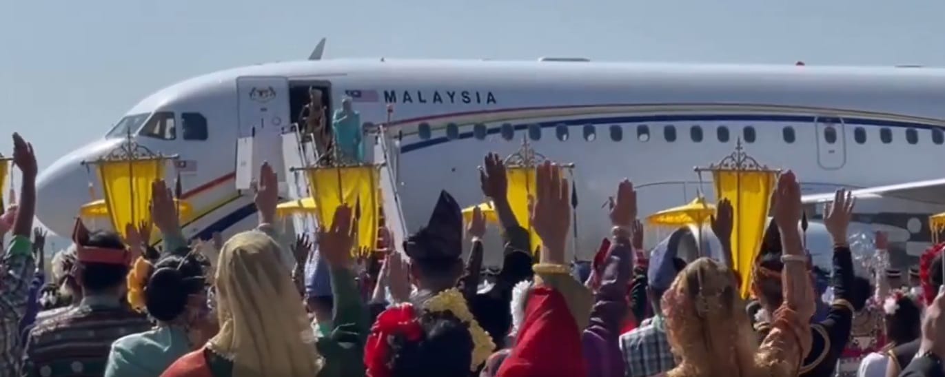 Laungan 'Daulat Tuanku' iringi lambaian akhir Agong, Raja Permaisuri
