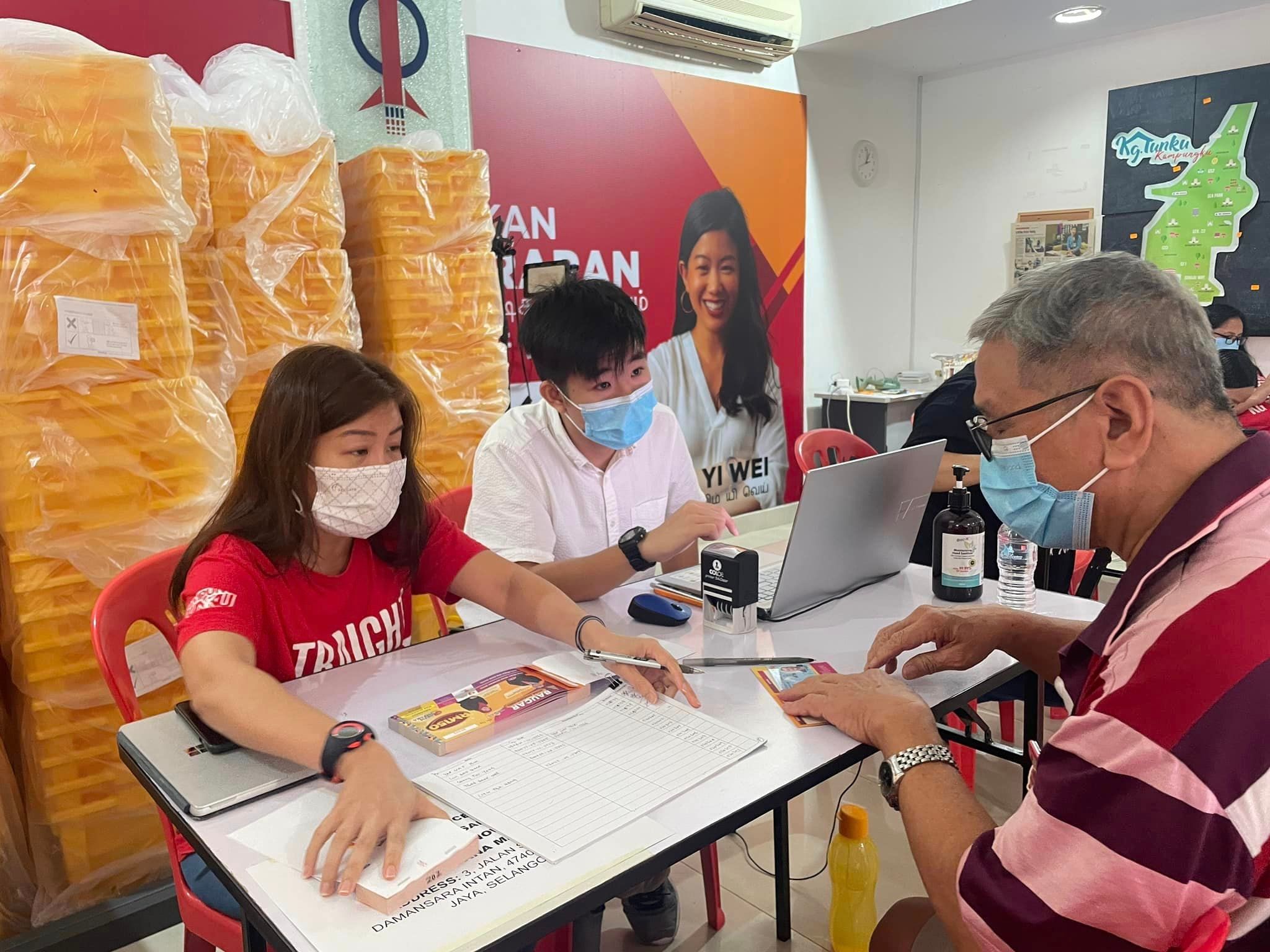 甘榜东姑州选区服务中心每周四及五  开放让SMUE.SMIS会员领购物券