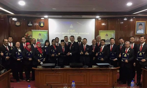 士拉央22市议员宣誓就任 7华裔续任为民服务