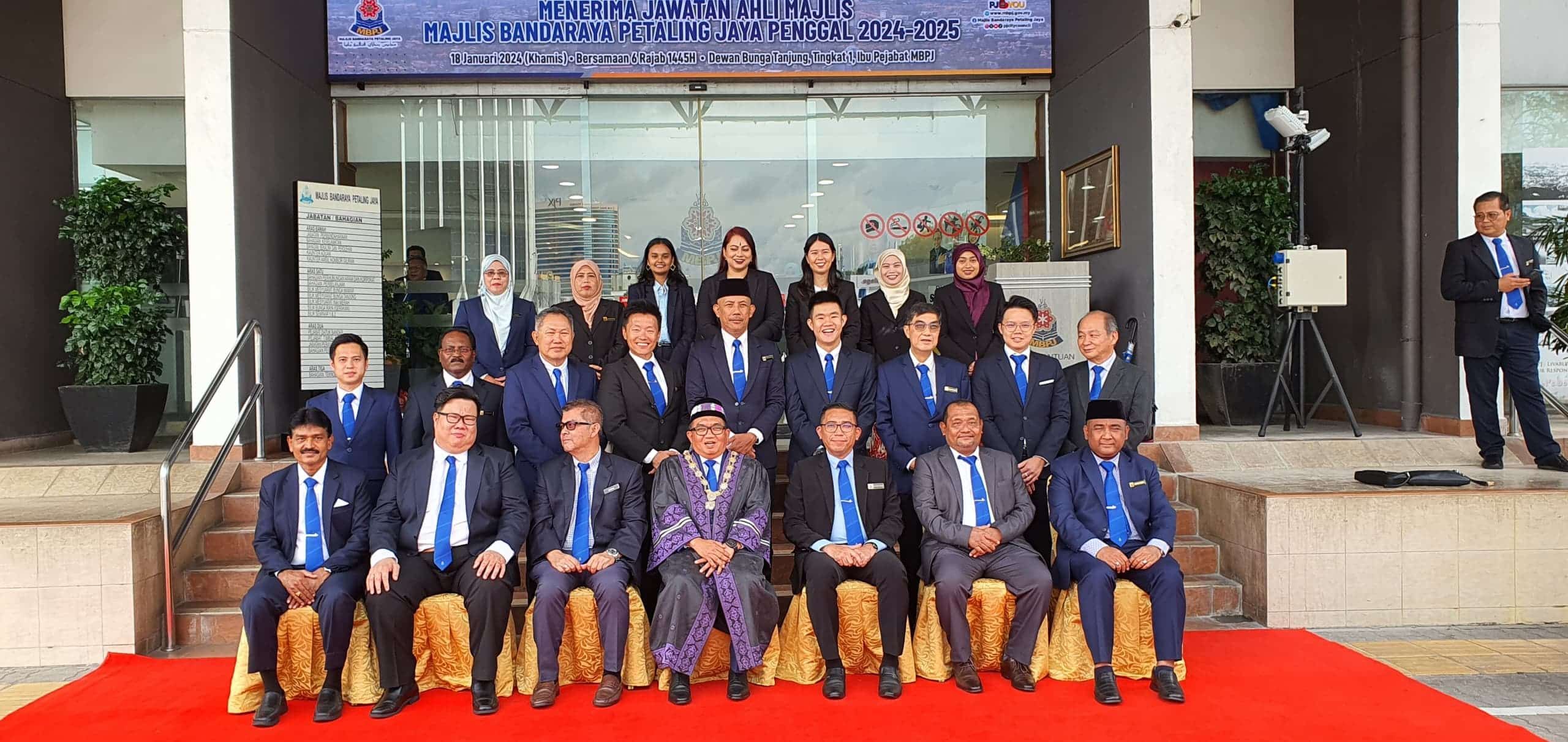 灵市21名市议员宣誓就任 5新面孔.最年轻23岁