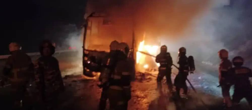 巴士撞摩托车起火  1印度游客丧命.4人伤