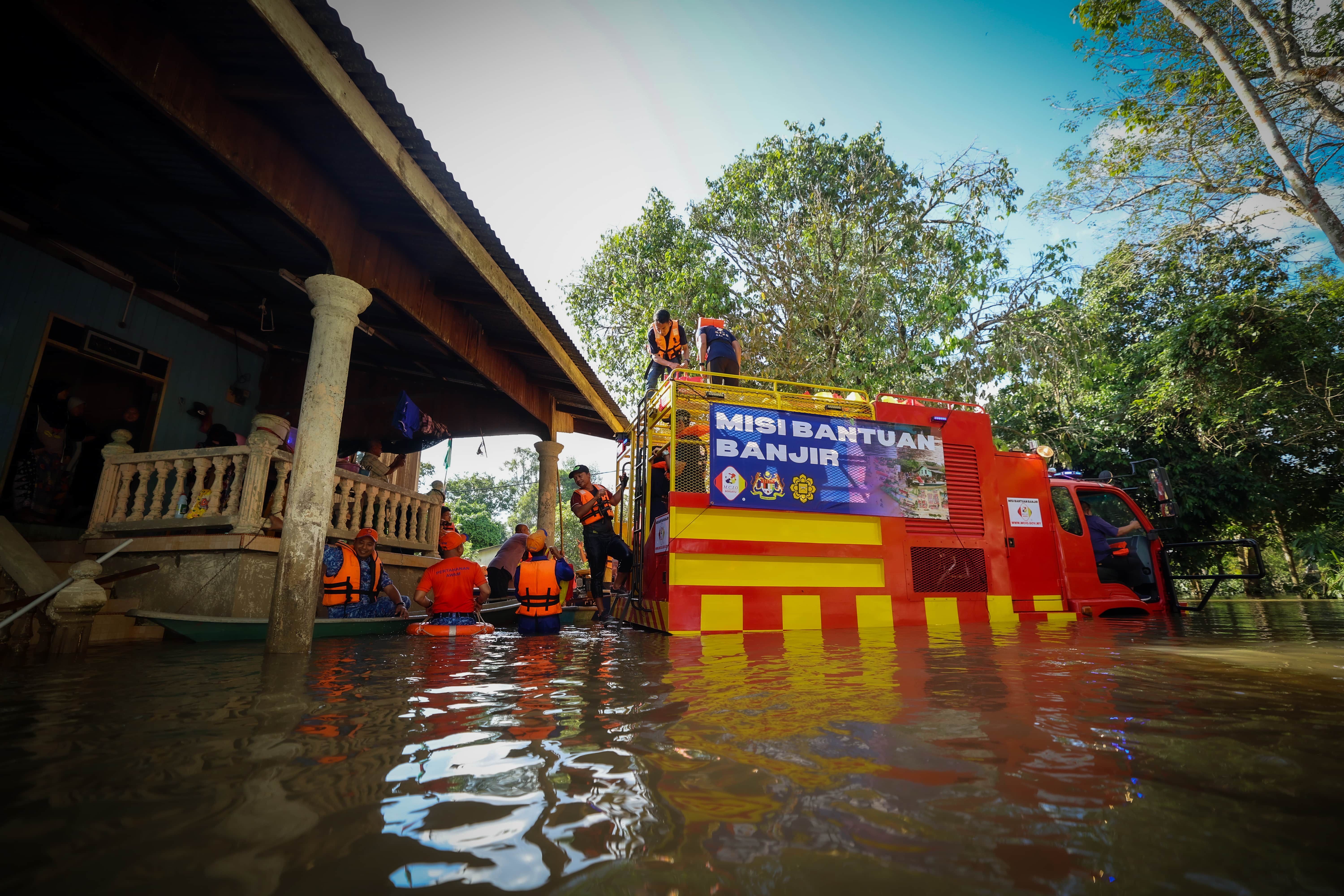 Kenderaan penyelamat pelbagai guna buatan sendiri bantu mangsa banjir di Kelantan