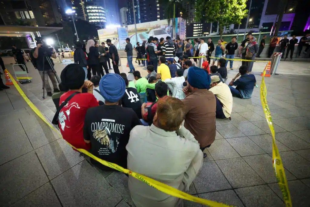 கோலாலம்பூரை சுற்றி குடிநுழைவு நடவடிக்கையில் 30 க்கும் மேற்பட்டோர் தடுத்து வைப்பு.