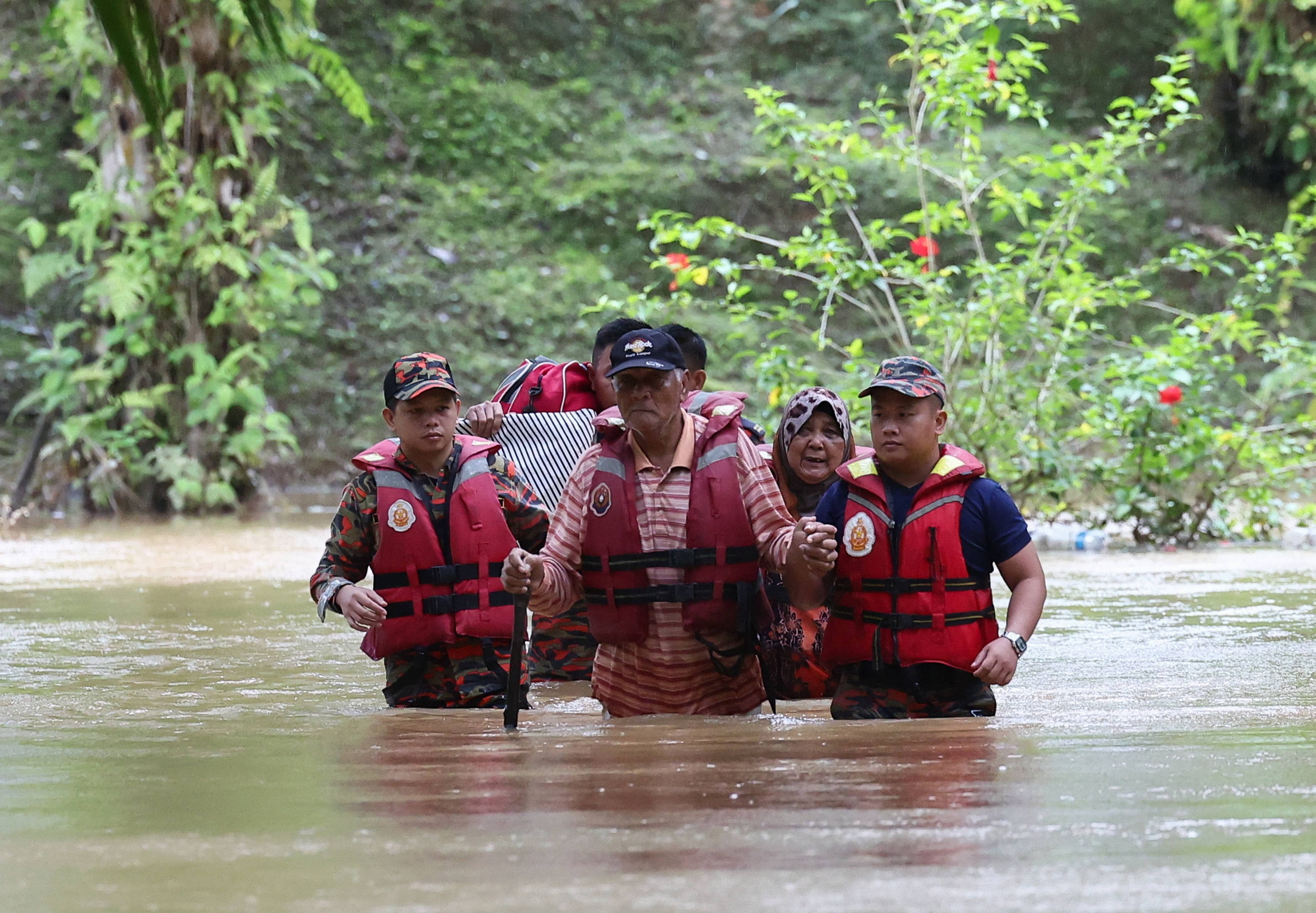Jalan putus, situasi luar jangka antara cabaran bomba ketika banjir