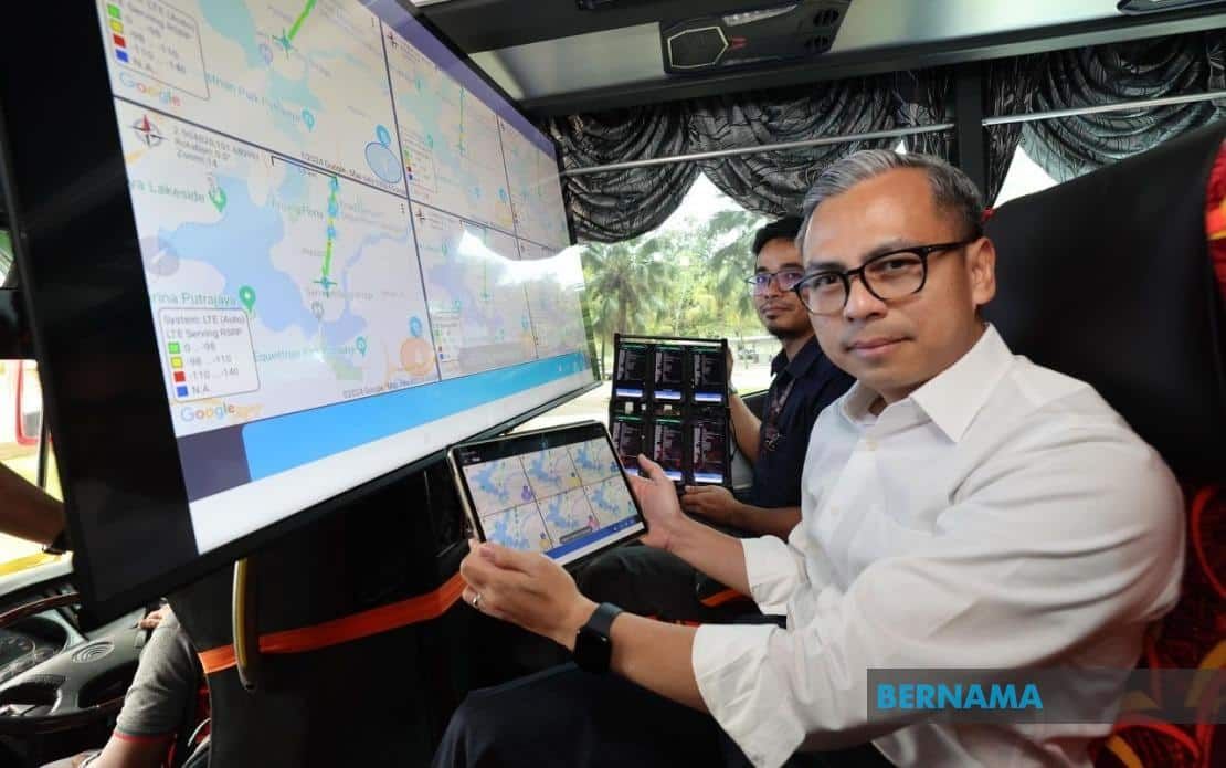 Fahmi takes bus ride to Putrajaya to assess quality of cellular service