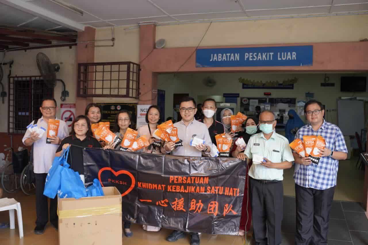 蔡伟杰轰埠诊所派口罩.试剂盒