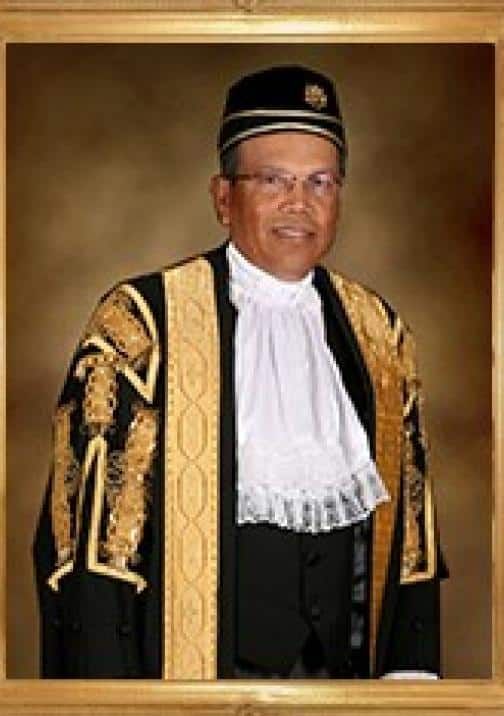 退休法官敦劳勿斯今正式披律师袍