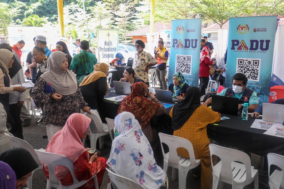Orang ramai serbu kaunter Padu di karnival rakyat Gombak