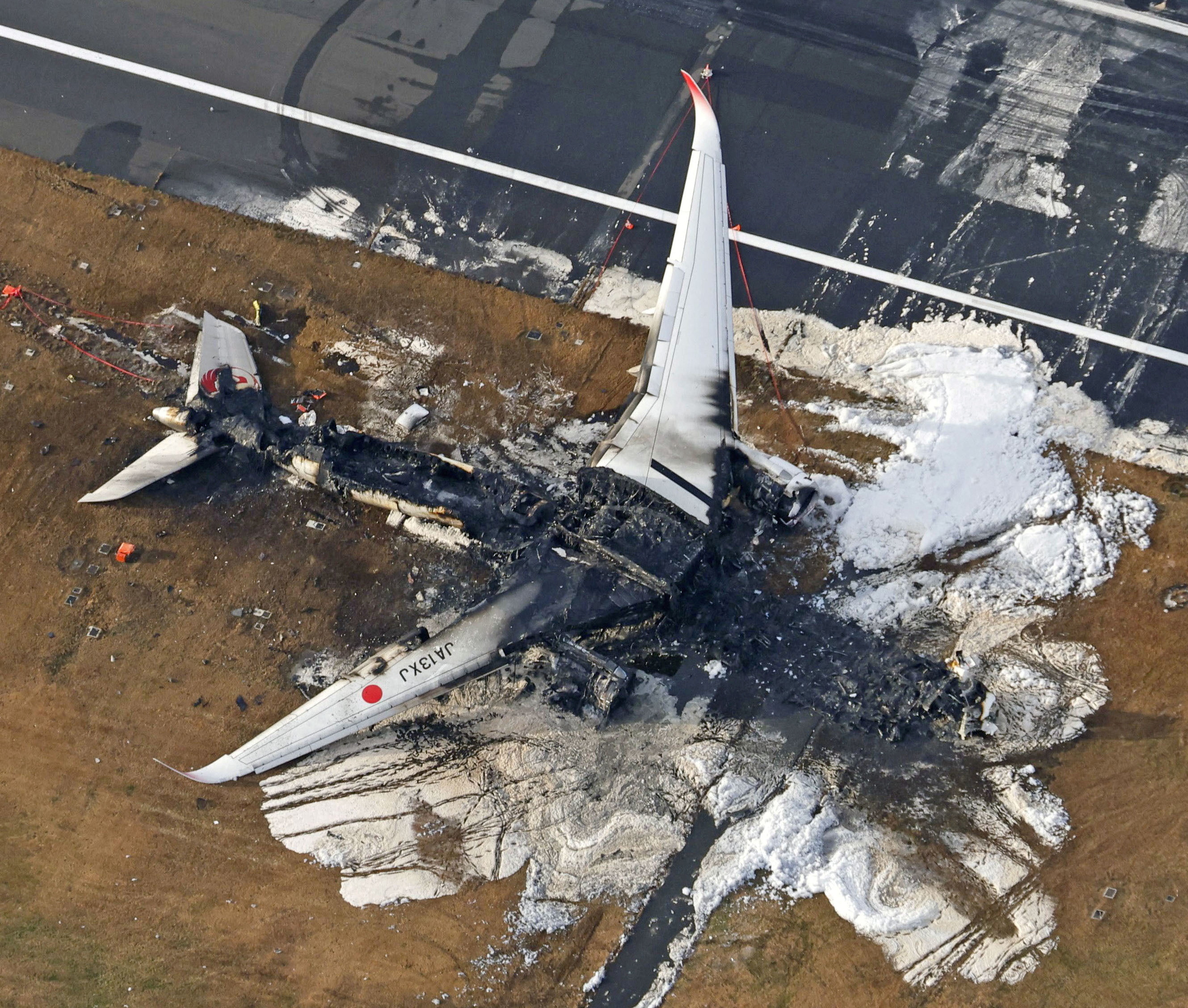 More than 300 flights cancelled following Tokyo airport collision