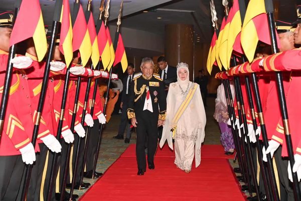 国家王宫今早简单隆重仪式 恭送卸任国家元首返彭亨