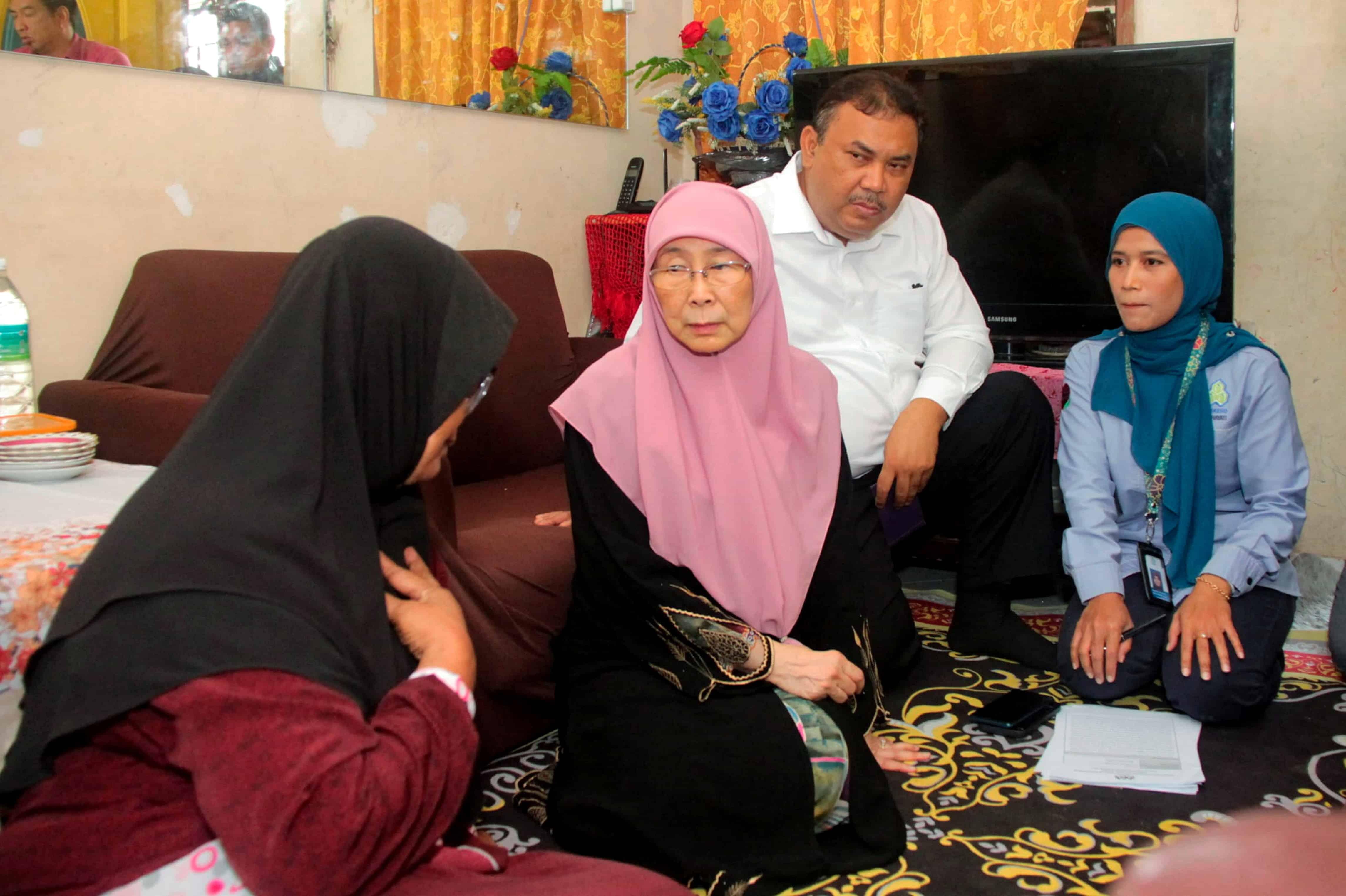 Keluarga mangsa letupan bunga api terima sumbangan daripada Dr Wan Azizah