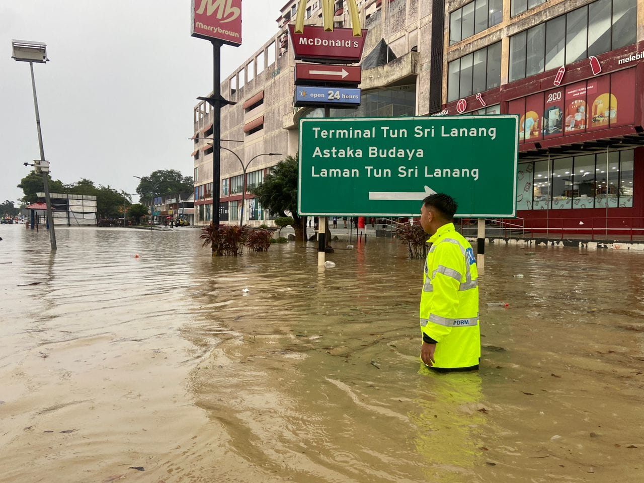 Bah hingga paras dada, aktiviti di pusat bandar Kota Tinggi lumpuh