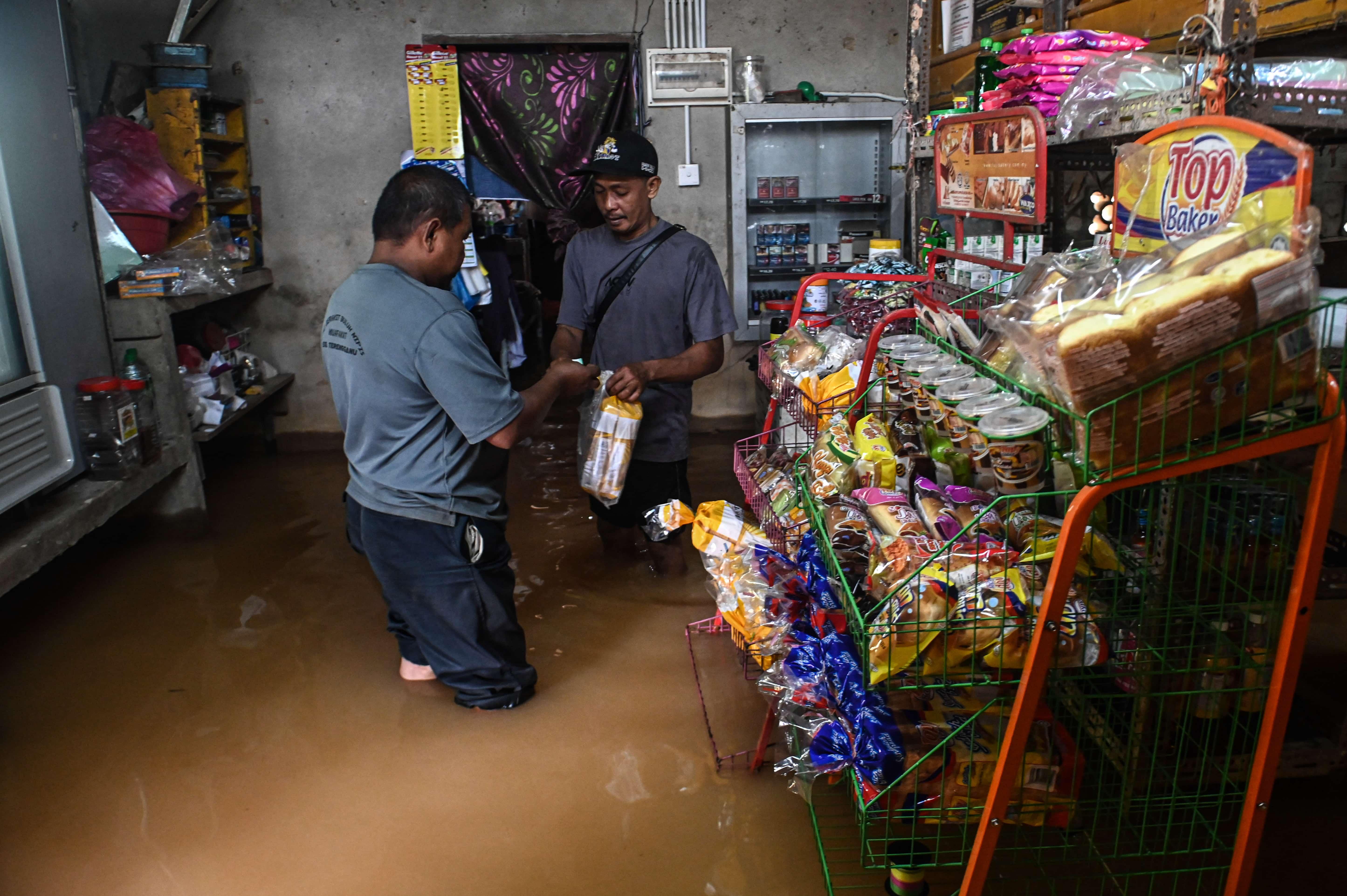 Kedai runcit jadi tumpuan walaupun turut dilanda banjir