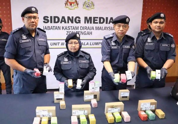 手提行李藏毒企图机场闯关 法籍乘客被捕.关税局起122万毒品