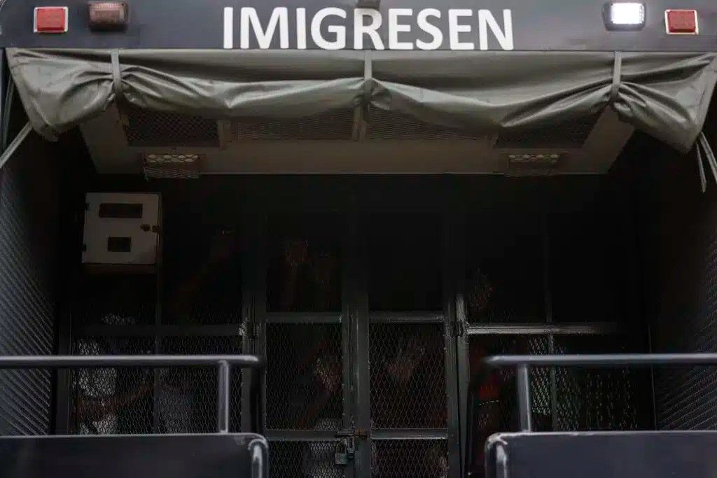 பங்சரில் பிச்சை எடுத்த நான்கு குழந்தைகள் உட்பட 10 வெளிநாட்டவர்களை குடிநுழைவுத்துறை கைது