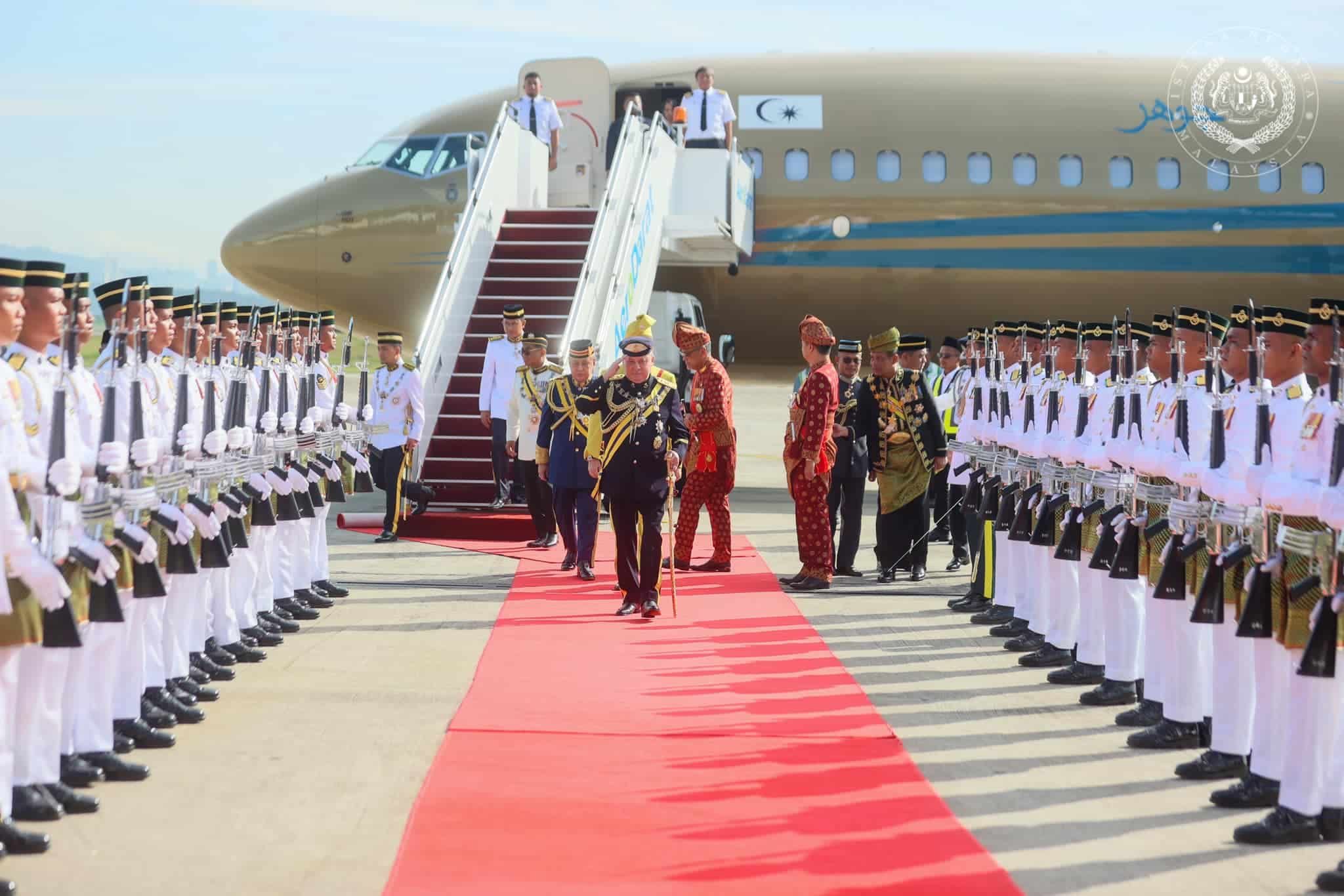 柔苏丹乘专机抵达首都  统治者会议宣誓就任元首