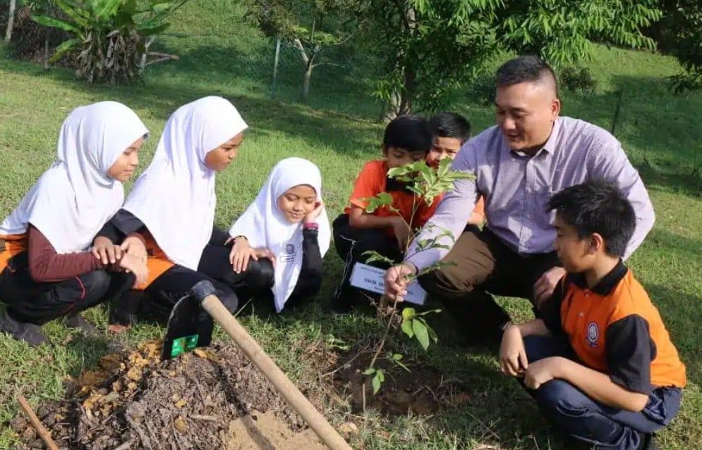 莎阿南市厅与学校合作 种逾3000棵各类果树