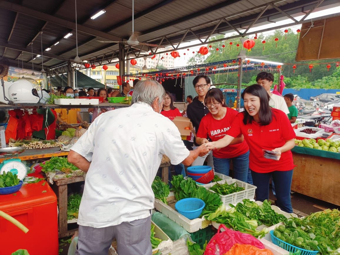 杨美盈王诗棋新村巴刹派红包封.年柑  乐呵呵向沙登商民拜年送祝福