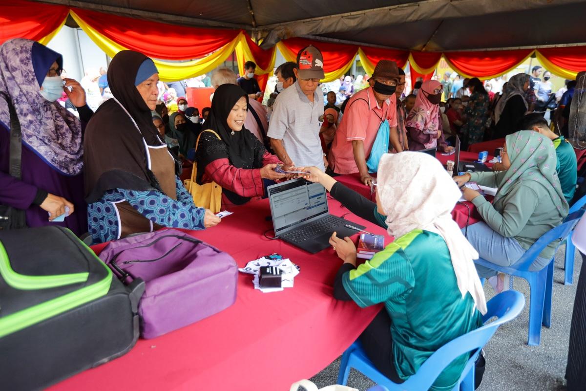 Hampir 300,000 warga emas terima baucar RM150, program diterus tahun depan