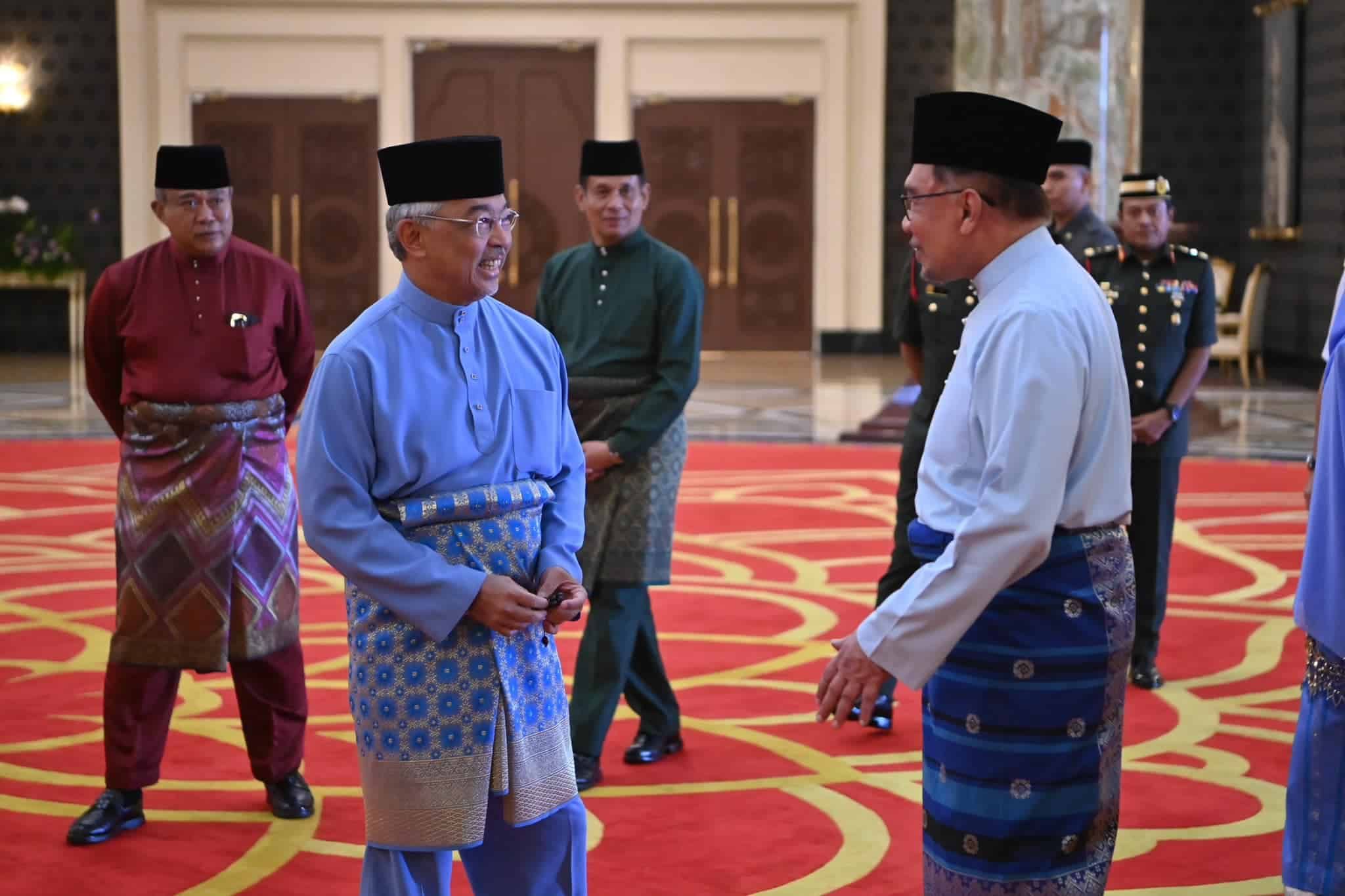 元首伉俪出席皇家欢送茶会