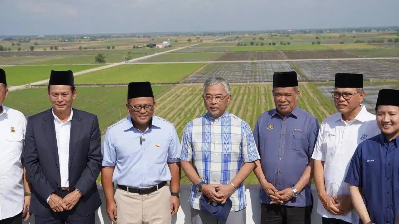 நெல் களஞ்சியத்துக்கும் விற்பனை மையத்திற்கு யாங் டி-பெர்துவான் அகோங் வருகை 