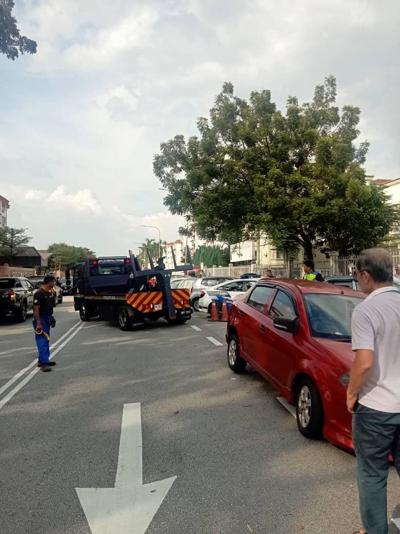慕利亚路地陷现大洞  梳邦市厅火速施援鉴定肈因