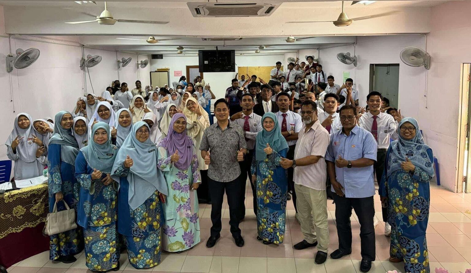 592 எஸ்பிஎம் மாணவர்களுக்குப் பள்ளி உபகரணங்கள் மற்றும் பாக்கெட் தண்ணீர் வழங்கப்பட்டது