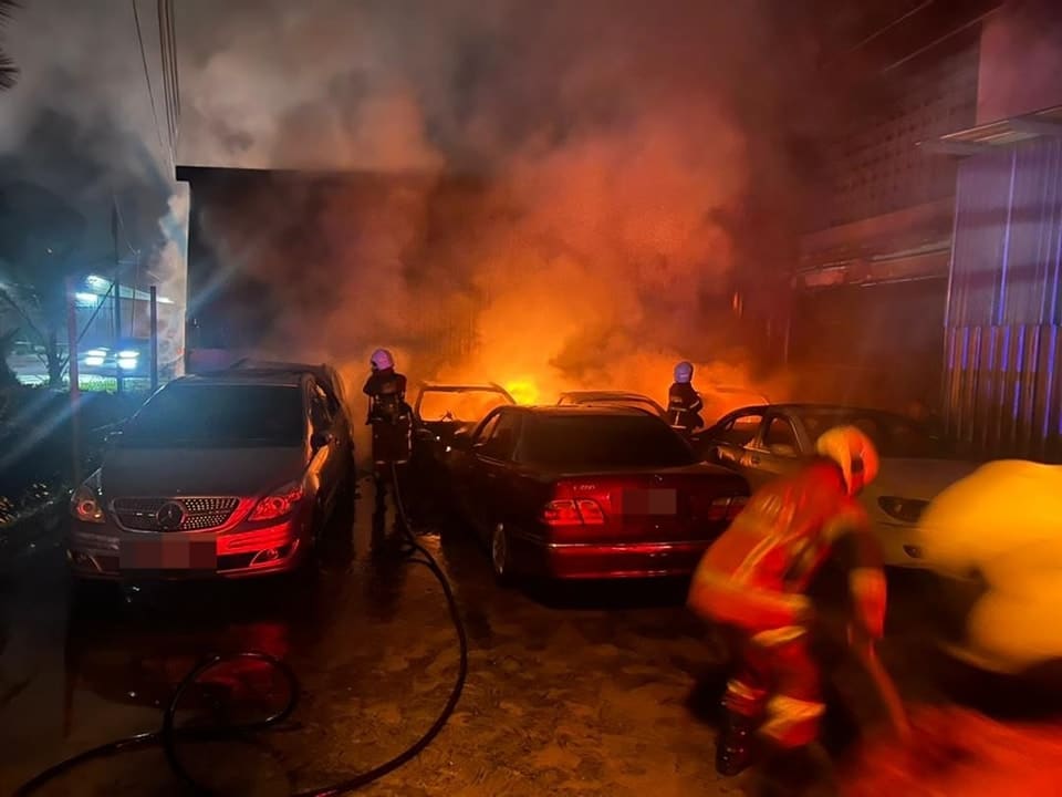 Tujuh kereta mewah musnah dalam kebakaran bengkel di Kuching