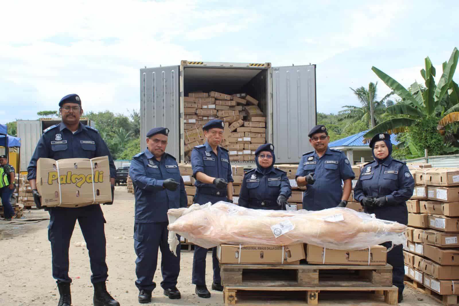 Daging lembu, khinzir dalam enam kontena sejuk beku bernilai RM2.6 juta dirampas