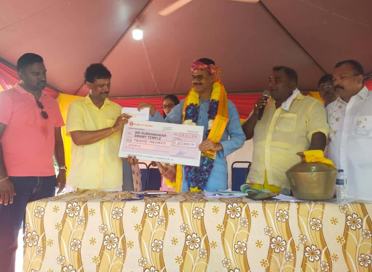 கோல சிலாங்கூர் ஸ்ரீ சுப்பிரமணியர் சுவாமி ஆலயத்திற்கு வெ.20,000 மானியம்- பாப்பாராய்டு வழங்கினார்