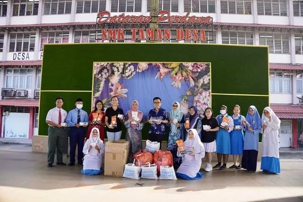 派口罩.自检试剂盒.文具包 蔡伟杰吁SPM考生做好防疫