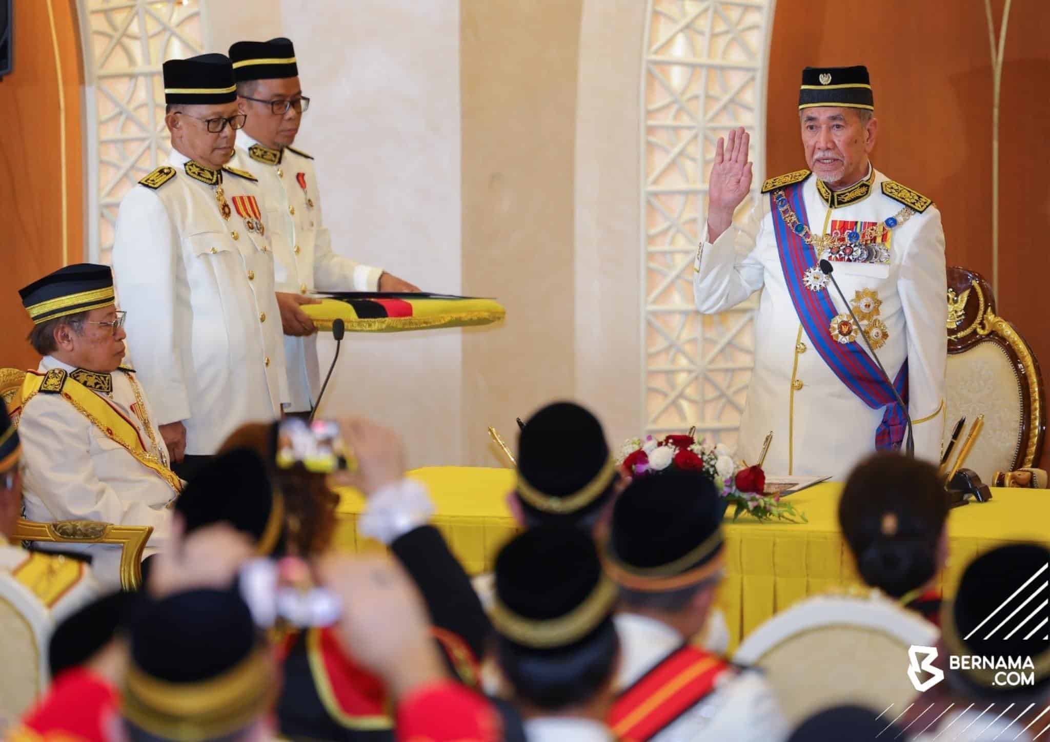 Dr Wan Junaidi angkat sumpah Yang Dipertua Negeri Sarawak kelapan