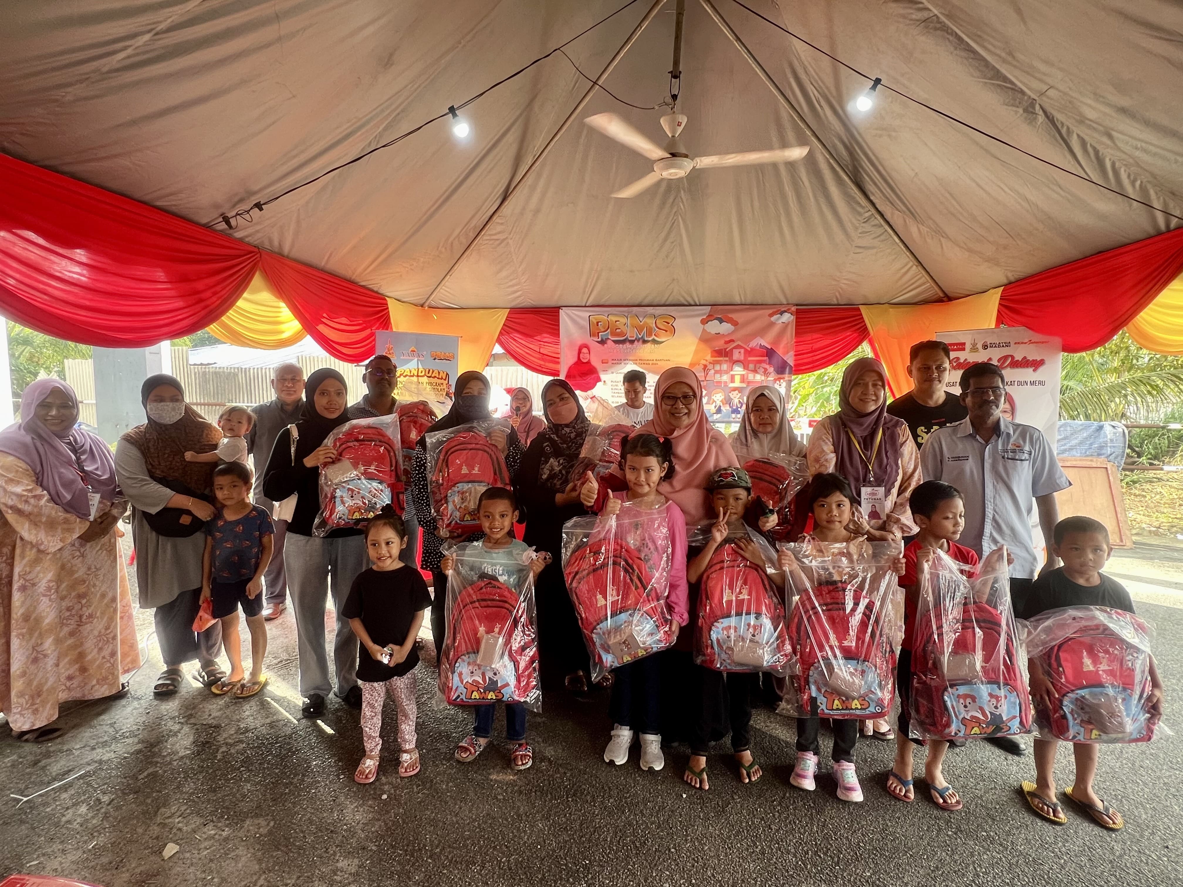 1,400 ahli Tawas DUN Meru terima bantuan kelengkapan sekolah