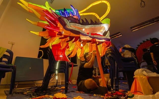 玻中总自制巨龙模型 成亚娄老街新春景点