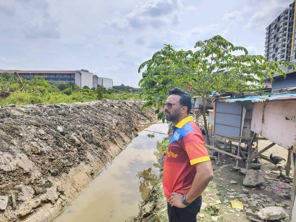 புக்கிட் கெமுனிங் லோட் நிலப்பகுதியில் வெள்ளத்தை தடுக்க கால்வாய் சீரமைப்பு