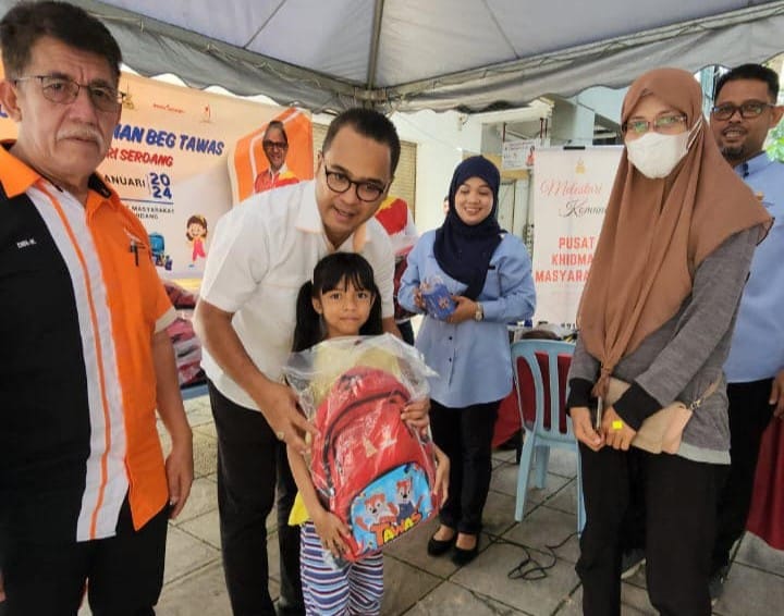 500 pelajar B40 di DUN Seri Serdang terima bantuan kembali ke sekolah