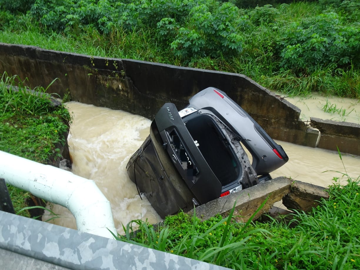 Dua wanita dihanyut arus deras, kereta terbabas jatuh longkang