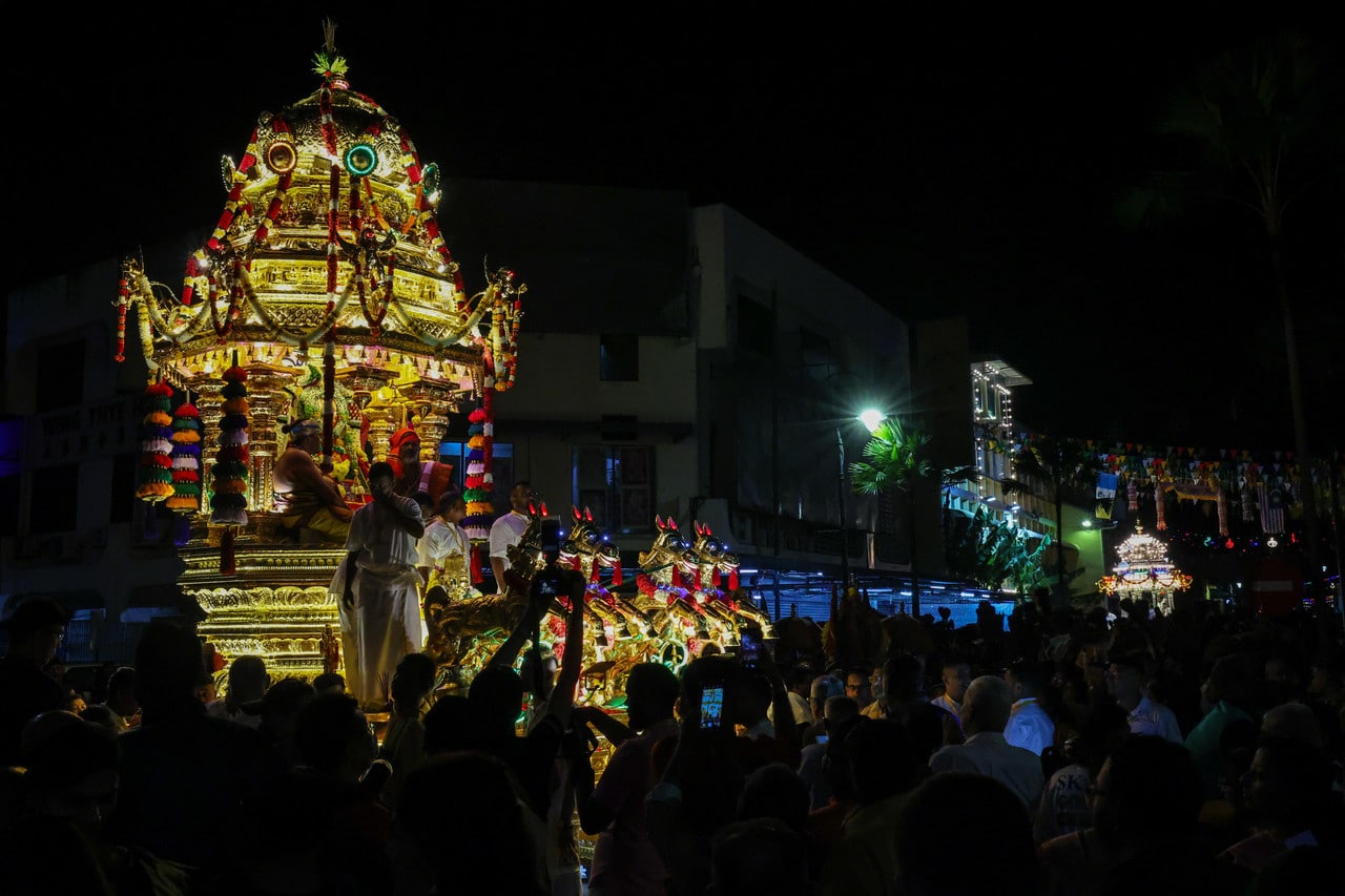 Pelbagai reka bentuk kavadi warnai pekarangan kuil Batu Caves