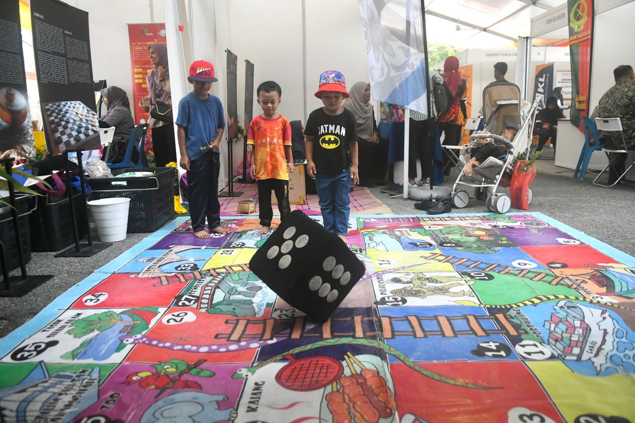 Ketengah kebaya, kelingkan, congkak di Karnival Perpaduan Rumpun Selangor