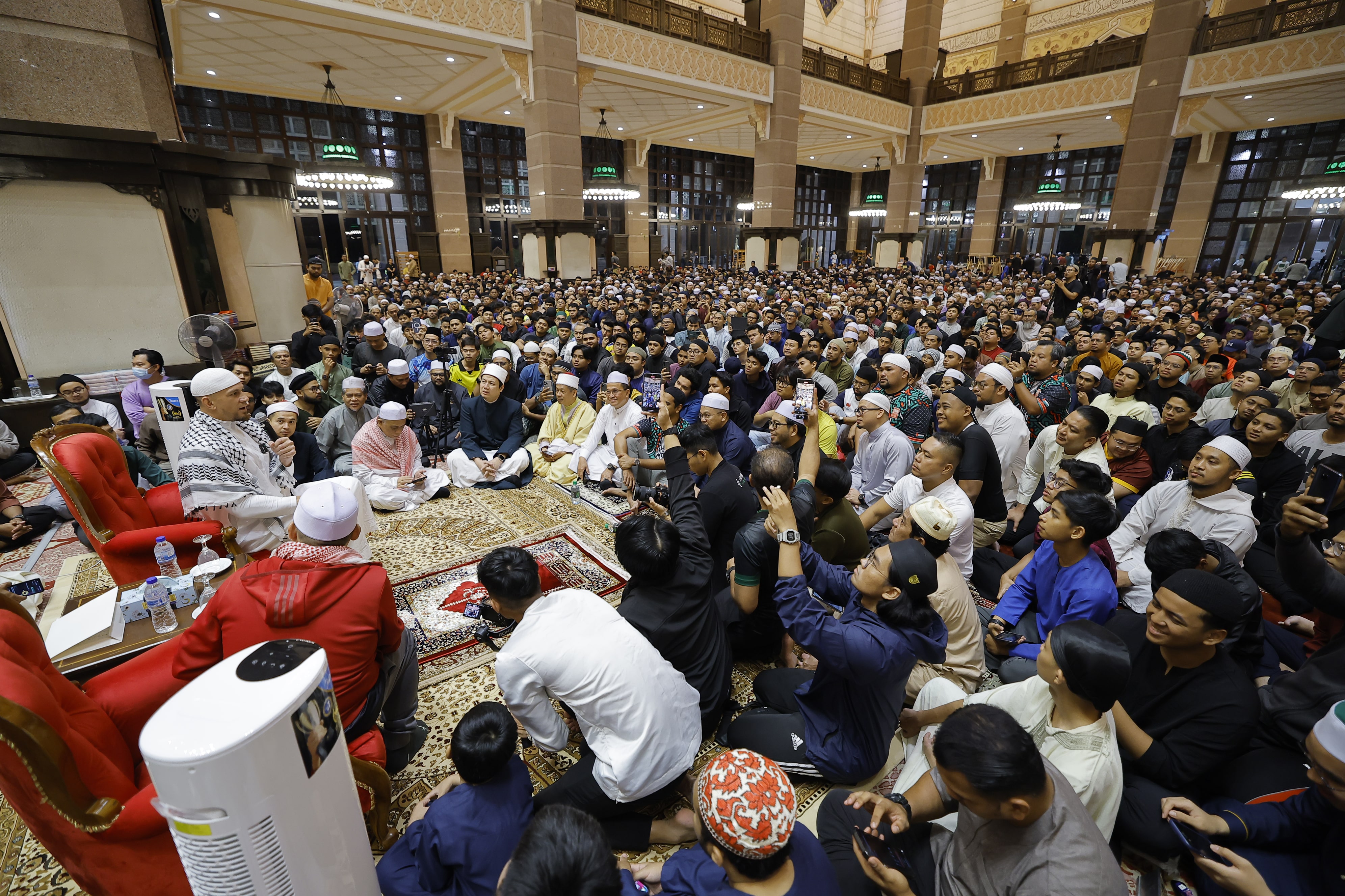 Bekas bintang ragbi All Blacks sertai 5,000 jemaah solat Subuh di Putrajaya
