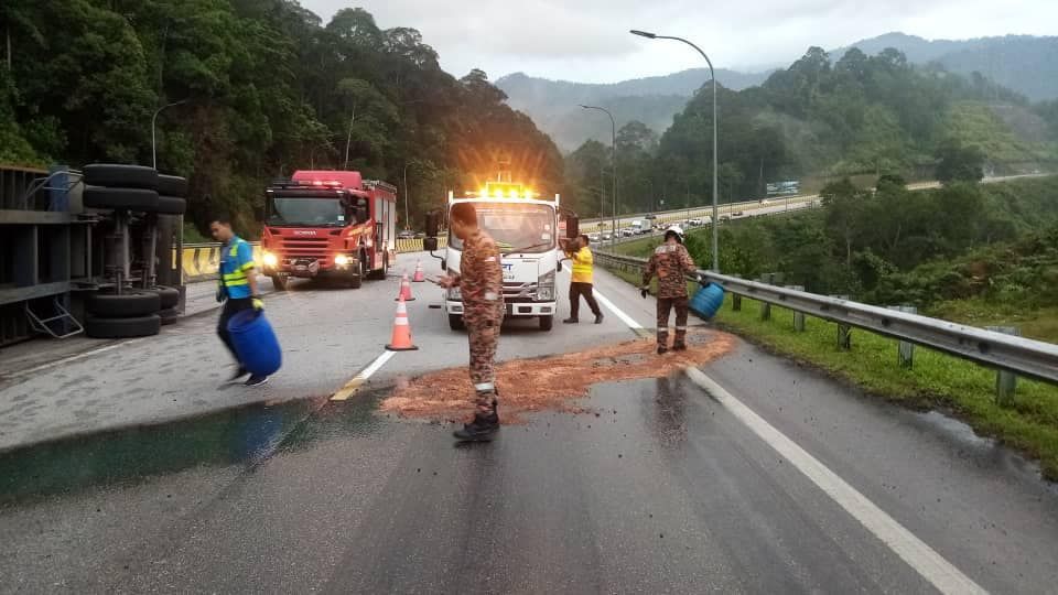 罗里加叻大道翻覆油渍外泄  LUAS迅速应对保鹅唛滤水站