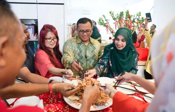 阿米鲁丁向华裔拜年齐捞生