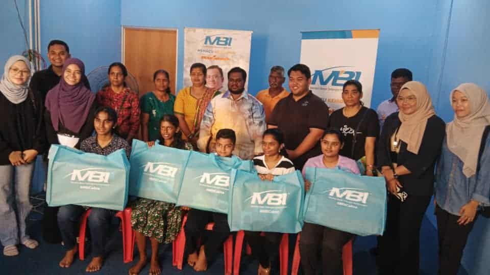 சிலாங்கூர் மந்திரி கட்டமைப்பு (MBI) நிறுவனம் மாணவர்களுக்கு கணினி அன்பளிப்பு