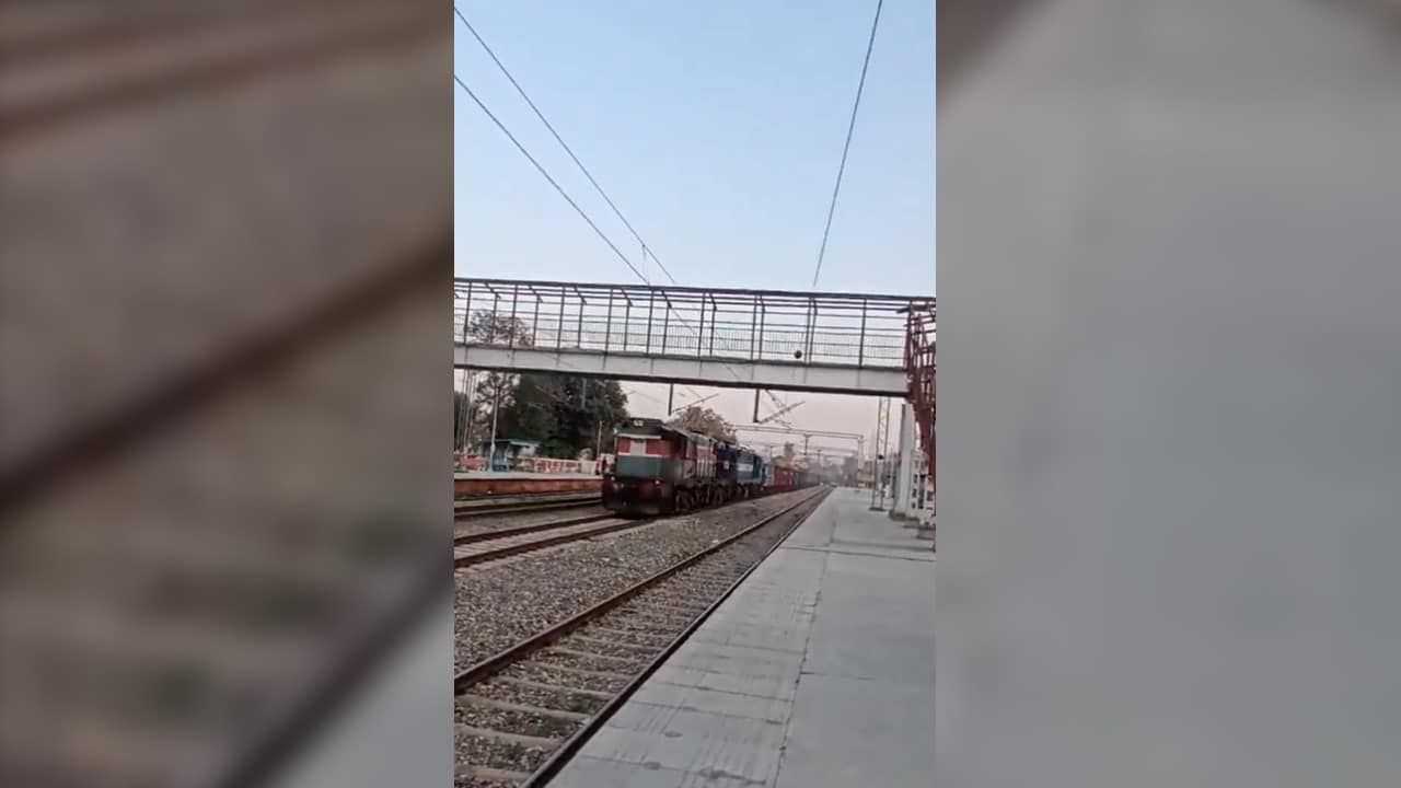 印度一火车无人驾驶 载碎石行驶逾70公里