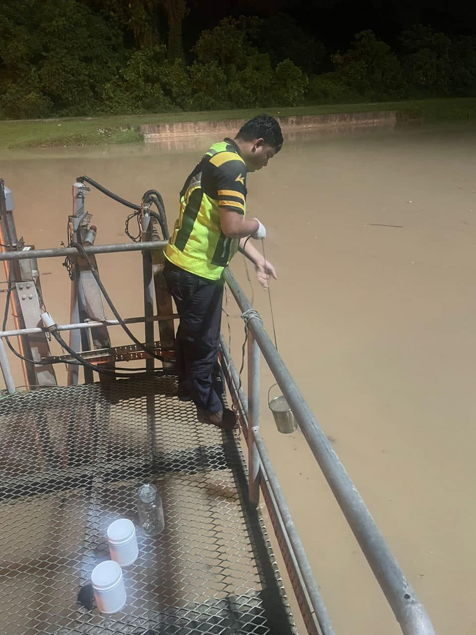 雪水务管理局迅速应对抢救   成功遏制士毛月河受污染