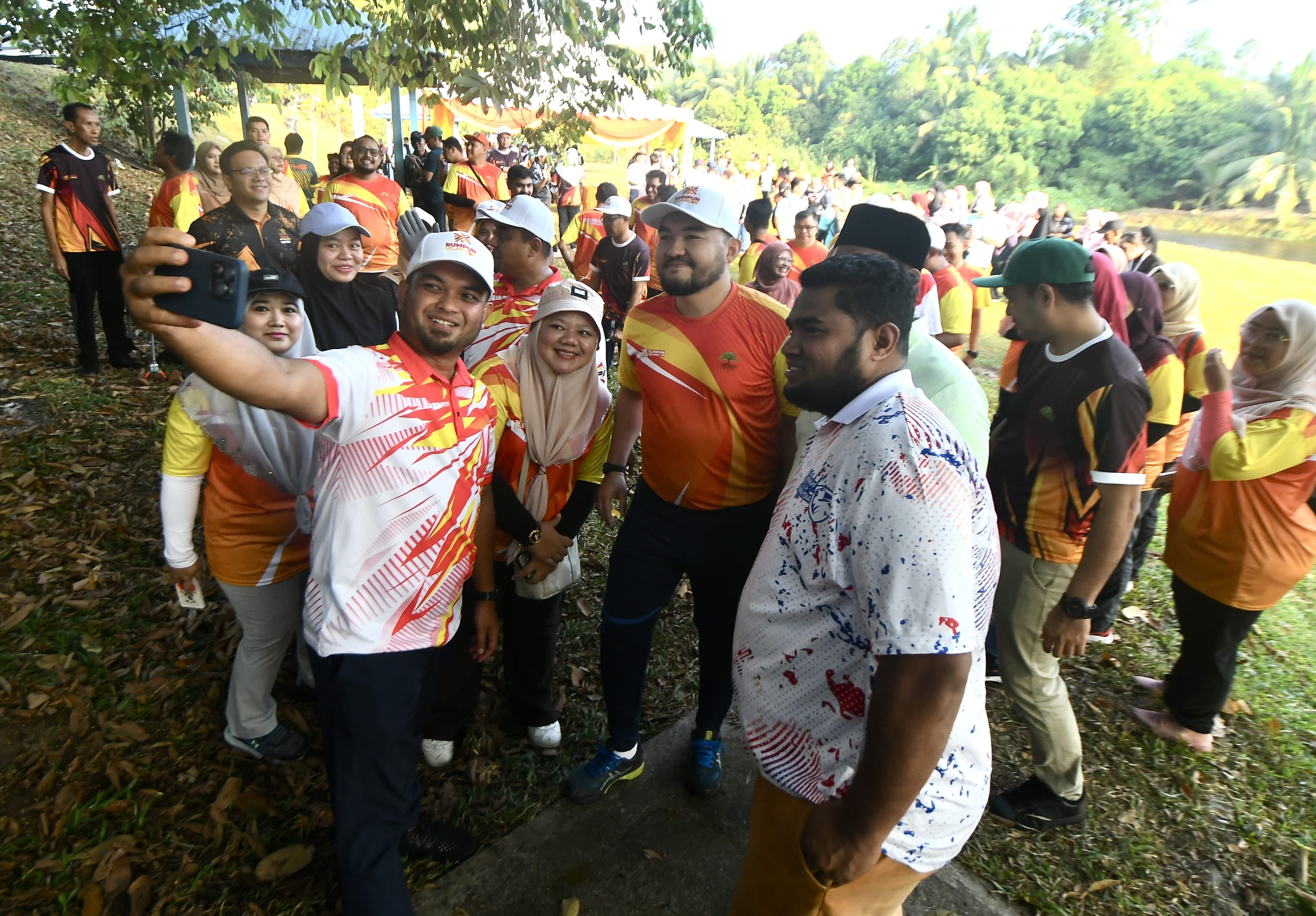 Raja Muda cemar duli sertai gotong-royong bersama rakyat di Alor Lempah