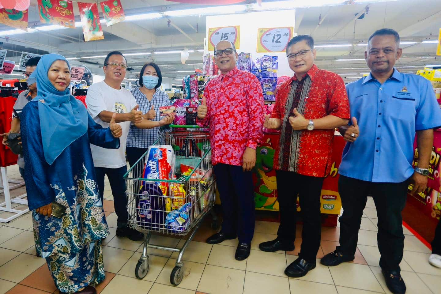 班登英达州选区400户华裔家庭  获200购物券在巨人霸市办年货